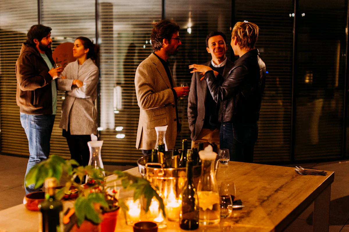 Des entrepreneurs discutent lors d'un afterwork en soirée