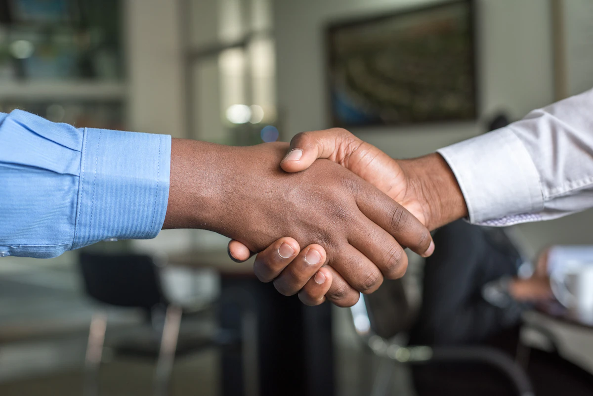 Deux professionnels se serrent la main